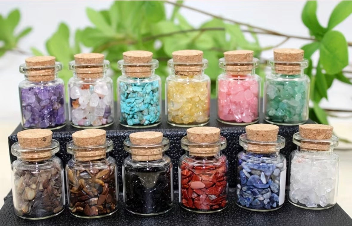 Kis üvegcsébe zárt kristályok